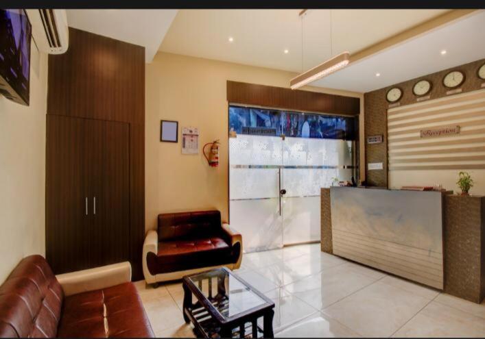 Hotel Emerald Near T2 International Airport 孟买 外观 照片