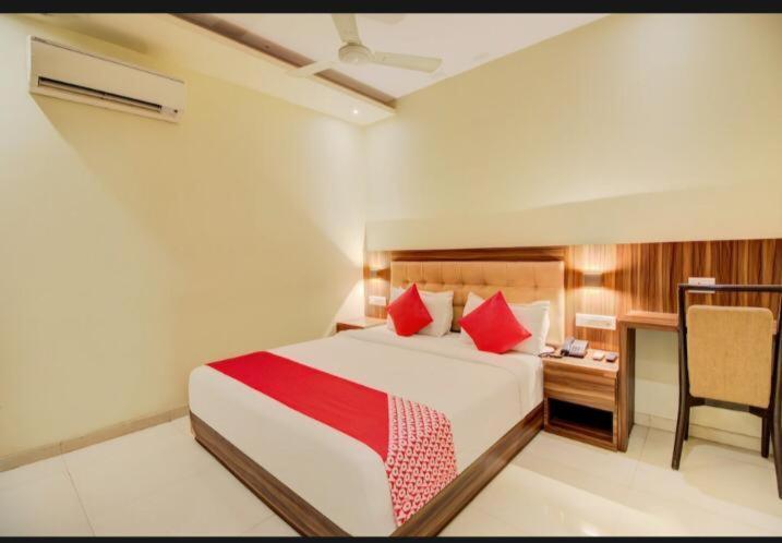 Hotel Emerald Near T2 International Airport 孟买 外观 照片