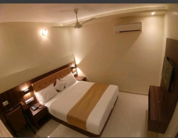 Hotel Emerald Near T2 International Airport 孟买 外观 照片